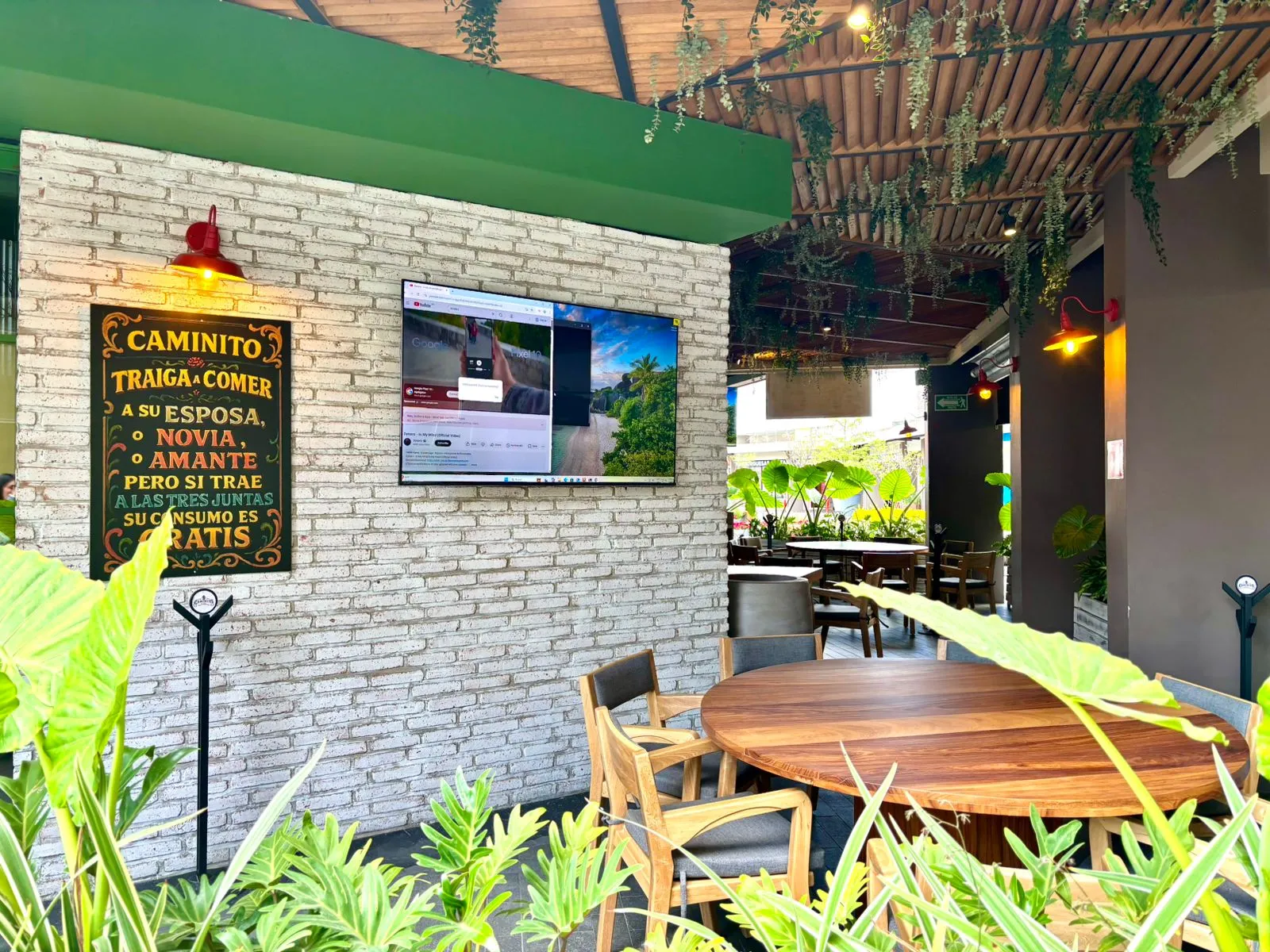 Mesa servida con cortes a la parrilla y guarniciones en Restaurante Caminito