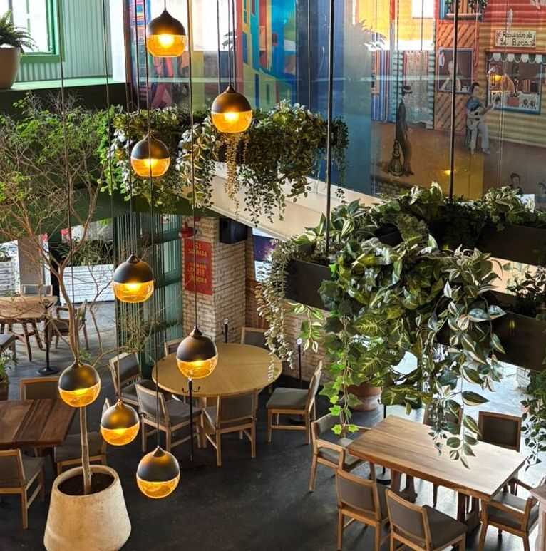 Mesa servida con cortes a la parrilla y guarniciones en Restaurante Caminito