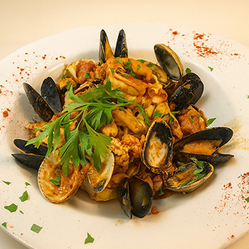 Ensalada con vegetales frescos y queso